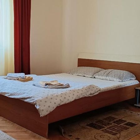 Апартаменты Lora'S House Орадя Экстерьер фото